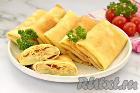 Нежные, аппетитные, очень вкусные блины с начинкой из картошки и курицы к столу подаём горячими или тёплыми, дополнив сметаной, кетчупом или любым другим соусом на ваш выбор. Если фаршированные блинчики остыли, их можно подогреть в микроволновке или с двух сторон на сковороде.