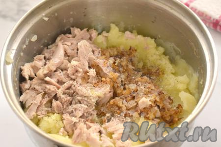 В получившееся однородное картофельное пюре добавляем нарезанное варёное куриное мясо и обжаренный лук, по вкусу перчим.