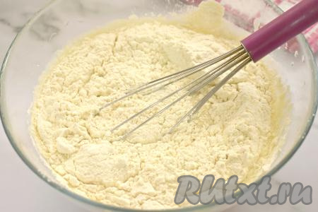 Далее добавляем небольшими порциями пшеничную муку, сразу вмешивая её в блинное тесто. Так как количество муки, которое придётся добавить, может зависеть от размера яиц и от свойств самой муки, я советую подсыпать муку именно небольшими порциями, тщательно вмешивая её и контролируя густоту замешиваемого блинного теста.