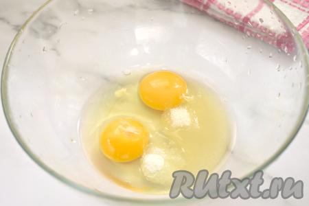 Для замешивания блинного теста в глубокую миску вбиваем яйца, добавляем соль и сахар, взбиваем венчиком до однородности.