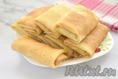 Постепенно фаршируем все блины картошкой и курицей.