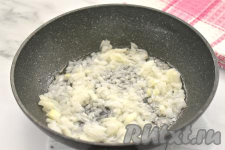 Пока в разных кастрюлях варятся курица и картошка, займёмся луком. Очищаем лук, нарезаем мелко и выкладываем в сковороду с разогревшимся растительным маслом. Обжариваем лук на среднем огне до золотистости (примерно 4-5 минут), периодически перемешивая.