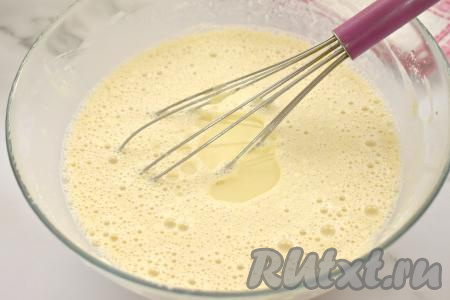 Должно получиться однородное блинное тесто, не слишком жидкое, напоминающее кефир средней жирности. В тесто сразу вливаем 2 столовых ложки растительного масла и ещё раз перемешиваем. Даём тесту постоять 5-10 минут, чтобы клейковина муки заработала.