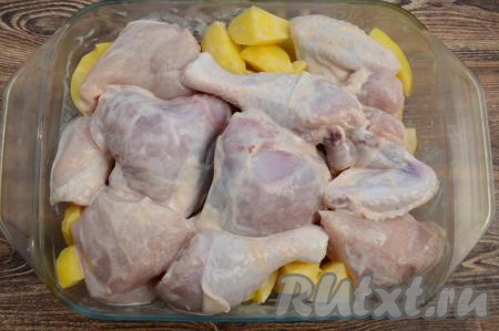 На картошку выложить замаринованные в кефире части курицы. Поверх картофеля и курицы влить остатки кефира, в котором мариновалось мясо.