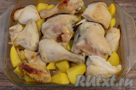 Курицу с картошкой в кефире запекать в разогретой до 180 градусов духовке в течение 1 часа. Готовая картошка должна легко прокалываться ножом, а при прокалывании куриного мяса ножом должен вытекать прозрачный сок без примесей крови.