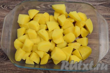 Дать картошке немного остыть, нарезать на средние кубики, выложить в форму для запекания.