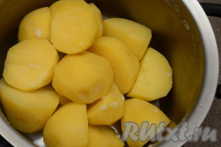 После закипания воды добавить в кастрюлю соль, уменьшить огонь, варить картошку 7-8 минут (до полуготовности картофеля), затем воду слить.