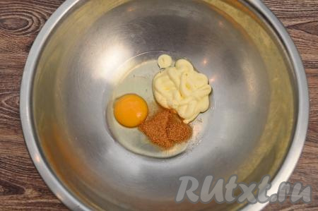 Для приготовления кляра нужно в миске соединить сырое яйцо, майонез и специи (я использовала специи для курицы и индейки).