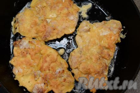 Затем перевернуть отбивные на другую сторону и жарить ещё 4 минуты (до подрумянивая с другой стороны).