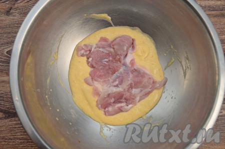 Затем обвалять в кляре со всех сторон все&nbsp;отбивные из филе бёдер курицы.