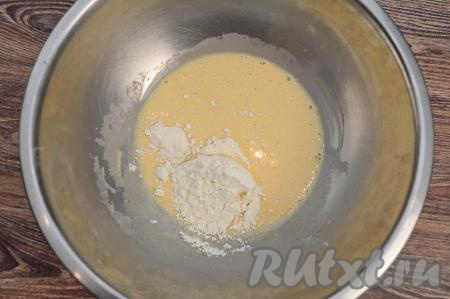 Затем в получившуюся смесь всыпать 1 столовую ложку муки, перемешать кляр до однородности.