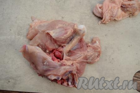 С куриных бёдер снять кожу. Жир я тоже срезаю, но это по желанию. Затем разделать бёдра на филе, для этого нужно разрезать бедро по кости (я разрезаю с помощью кухонных ножниц, но можно использовать и острый нож).