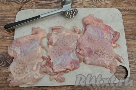 Отбить каждое филе при помощи кулинарного молоточка с одной стороны до толщины примерно 1 сантиметр. Посолить мясо по вкусу.