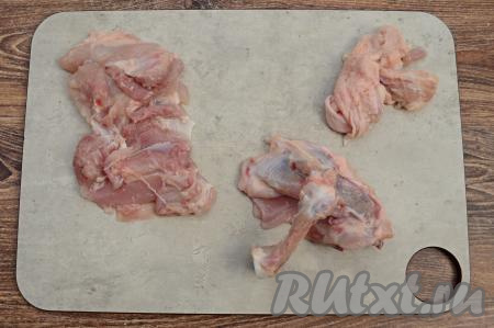 Полностью отделить мясо от костей. При разделывании каждого бедра у нас получится филе куриного бедра, как на фото, и кости со шкуркой.