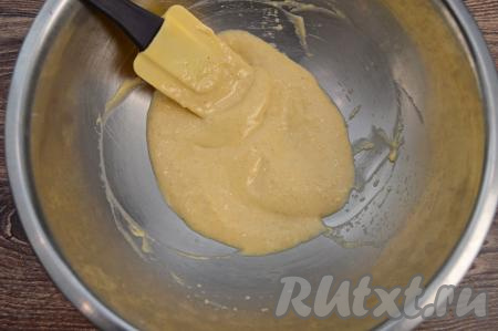 Итоговый кляр для отбивных должен напоминать по густоте сметану средней жирности. Мне для получения кляра нужной густоты в общей сложности потребовалось добавить 1,5 столовых ложки муки. Кляр должен в дальнейшем хорошо держаться на мясе, но и слишком густым он быть не должен.