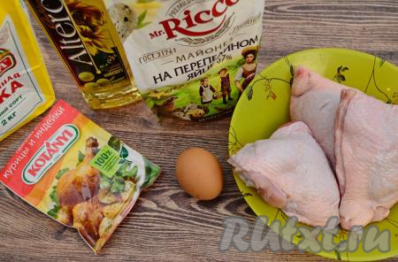 Подготовить продукты для приготовления отбивных из филе бёдер курицы на сковороде. Куриные бёдра промыть водой.