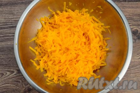400 грамм тыквы, очищенной от кожуры и волокон с семечками, натереть на крупной тёрке.