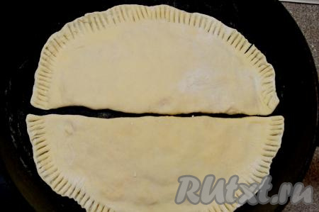 Постепенно сформировать все 6 заготовок чуду с тыквой. Сковороду хорошо разогреть, смазывать её маслом не нужно. Жарить чуду на среднем огне на сухой сковороде в течение 2-3 минут (до подрумянивания теста снизу).