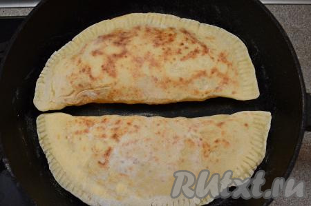 Затем перевернуть лепёшки и жарить ещё 2-3 минуты (до подрумянивания с другой стороны). Я жарила на сковороде диаметром 28 сантиметров, на ней одновременно помещаются 2 лепёшки.