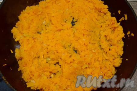 После того как лук обжарится до прозрачности, добавить к нему натёртую тыкву, перемешать овощи. Обжарить тыкву до мягкости (я обжаривала 5 минут), периодически перемешивая, затем добавить соль, сахар, перемешать, прогреть 1 минуту, убрать с огня. Попробовать начинку для чуду на вкус, если вам мало сладости, можно добавить ещё немного сахара. Я добавила в начинку в общей сложности 0,5 столовой ложки сахара, этого было вполне достаточно, чтобы начинка вышла в меру сладкой. Дать начинке полностью остыть.