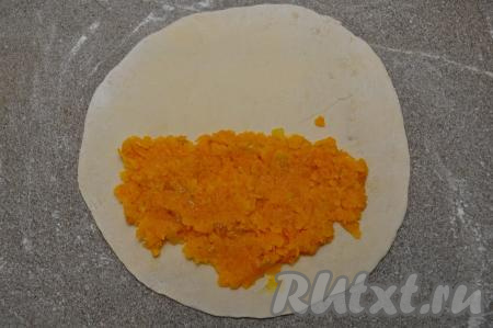 Выложить на одну половину круга 2 столовых ложки тыквенной начинки, отступая от краёв примерено по 2 сантиметра.