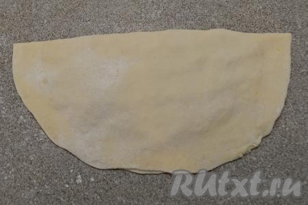 Накрыть сторону с начинкой чистой стороной теста.