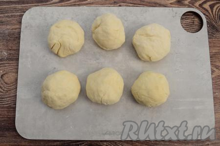 Из каждой части теста скатать шар. Если тесто будет сильно липнуть к рукам, тогда припыляйте руки мукой, скатывая каждую часть теста в шар.