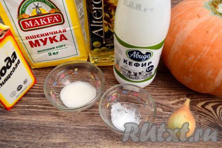 Подготовить продукты для приготовления чуду с тыквой на кефире на сковороде. Кефир можно взять любой жирности.