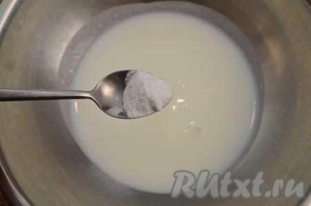 Кефир подогреть до комнатной температуры (я подогрела в течение 30 секунд в микроволновке, но можно просто заранее достать его из холодильника). Влить кефир в глубокую миску, всыпать соду, перемешать и оставить минут на 5.