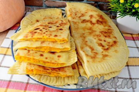 А вот как аппетитно чуду с тыквой, жаренные на сковороде, выглядят в разрезе. Сочетание тонкого, нежного теста, замешанного на кефире, и большого количества яркой, в меру сладкой начинки делает эти лепёшки необыкновенно вкусными!