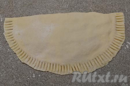 Кончиками вилки тщательно скрепить края лепёшки. Если вилка будет липнуть к тесту, тогда кончики вилки периодически слегка припыляйте мукой.
