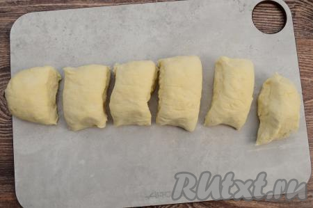 По прошествии 40 минут из "отдохнувшего" теста можно начать формировать лепёшки "Чуду". Тесто скатать в рулет, нарезать на 6 равных частей.