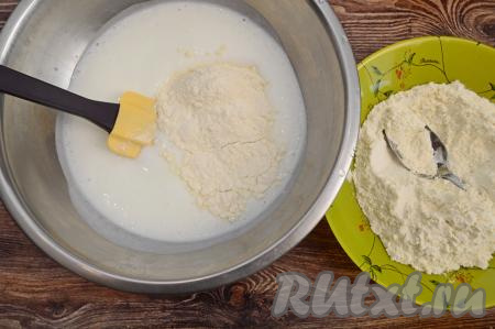 По прошествии 5 минут кефир вступит в реакцию с содой, поэтому смесь увеличится в объёме, поверхность покроется пузырьками. В миску со смесью кефира и соды всыпать соль и 150 грамм муки, перемешать тесто для чуду лопаткой. Затем понемногу подсыпать в тесто оставшуюся муку, очень хорошо вмешивая её. Как только тесто перемешивать лопаткой станет сложно, начать вымешивать его руками.