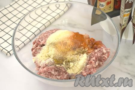 Сразу же добавляем сырое яйцо, соль и специи по вкусу (в качестве специй я использовала паприку и чёрный молотый перец).