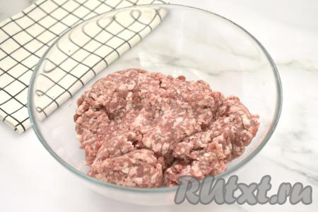 Для приготовления котлет я взяла кусочки мякоти свинины, вымыла их, обсушила и пропустила через мясорубку в глубокую миску, получился отличный свиной фарш. Можно взять и покупной фарш из свинины.