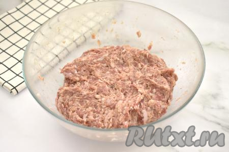 Тщательно перемешиваем фарш. Затем берём фарш в руки и бросаем в миску, повторяем эту процедуру несколько раз. Благодаря отбиванию, усиливаются связующие свойства фарша, поэтому котлеты в дальнейшем будут лучше держать форму. Миску с фаршем затягиваем пищевой плёнкой (или накрываем крышкой) и отправляем в холодильник на 20-30 минут, чтобы манка немного набухла.