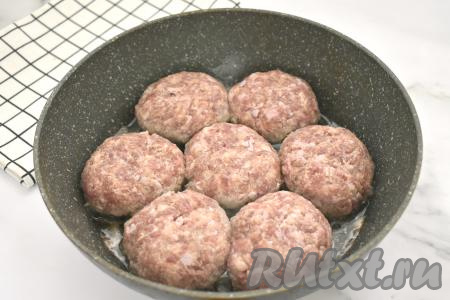 Фарш из свинины с манкой делим на 7 равных частей. Из каждой части фарша формируем круглую (или овальную) котлету, выкладываем в сковороду, в которой уже хорошо разогрелось растительное масло. Жарим котлеты на огне выше среднего минут по 5 с каждой стороны (котлеты должны подрумяниться с двух сторон).