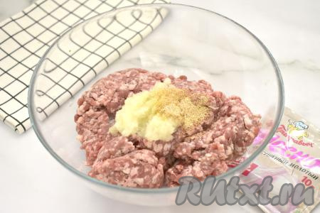 Лук и чеснок очищаем. В миску со свиным фаршем добавляем пропущенный через мясорубку (или натёртый на крупной тёрке) лук, сюда же выдавливаем через пресс чеснок (в этот раз я использовала сушёный чеснок).