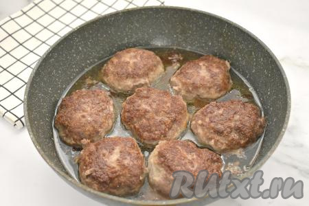 В сковороду с обжаренными свиными котлетами с манкой вливаем столько воды, чтобы она чуть больше, чем на треть покрывала котлеты. Накрываем сковороду крышкой, после закипания воды уменьшаем огонь, тушим 10 минут. Благодаря тушению, котлеты становятся более нежными и мягкими. Выключаем огонь.