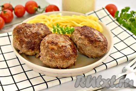 Котлеты, приготовленные из свиного фарша с манкой, получились сочными, вкусными, аппетитными, раскладываем их со сковороды по тарелкам и горячими с гарниром (у меня - спагетти) подаём к столу.