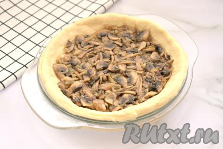 Равномерно выкладываем на тесто остывшие грибы с луком.