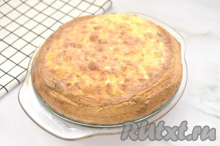 Отправляем форму в духовку, разогретую до 180 градусов, выпекаем киш с грибами, сливками и сыром минут 30-35 минут (и слоёное тесто, и начинка должны покрыться аппетитной румяной корочкой).