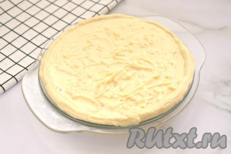 Поверх грибов вливаем подготовленную сырно-сливочную заливку.