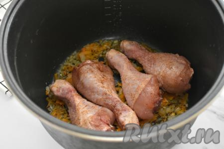 К обжаренным овощам выкладываем куриные ножки.