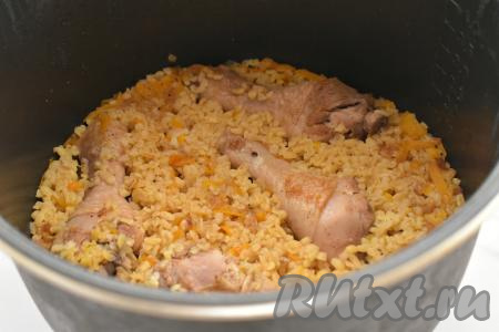 После звукового сигнала, означающего окончание режима "Плова" или "Тушение", блюдо будет готово.