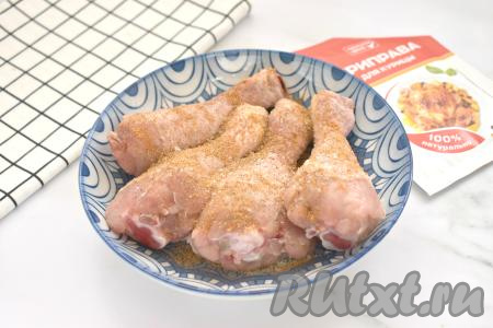 Куриные ножки моем, обсушиваем, выкладываем в миску, по вкусу солим, приправляем специями (в качестве специй я добавила 1 чайную ложку приправы для курицы), перемешиваем, покрывая голени специями со всех сторон. Оставляем мясо промариноваться в специях на время, пока будем обжаривать овощи.