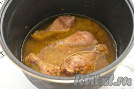 Вливаем в чашу мультиварки 400 миллилитров горячей воды, закрываем крышку мультиварки, выставляем режим "Плов" или "Тушение" на 40 минут.