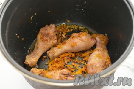 Обжариваем ножки до окончания режима "Жарка" (ориентировочно в течение 12 минут), периодически переворачивая части курицы и перемешивая овощи.