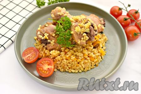 Аппетитный, рассыпчатый булгур вместо с сочными, хорошо пропаренными куриными ножками раскладываем из чаши мультиварки по тарелкам и подаём вкусное, ароматное, сытное блюдо к столу.