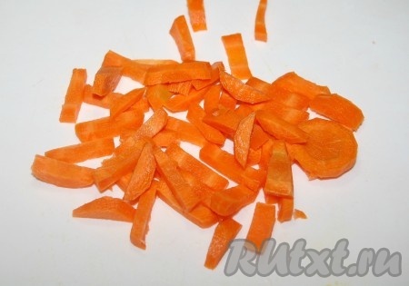 Нарезать морковь.
